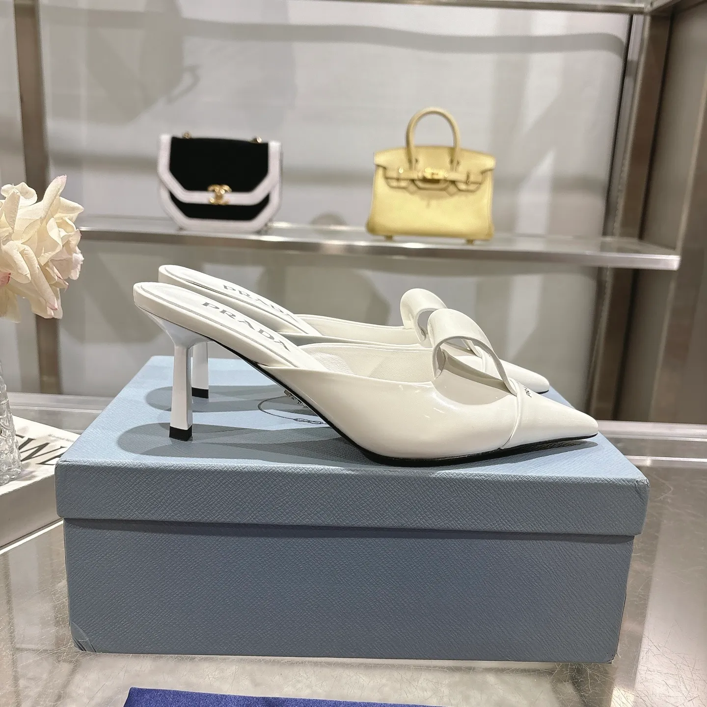 👟👟Ex-factory price 540👟👟 PRADA* Prada 25ss spring and summer new Mary Jane pointed-toe high-heeled shoes fashion shoes. Purchased from the original version and developed 1:1, perfect details, comfortable on the feet, can be matched with beautiful spring and summer clothes, exquisite and durable 🤩 ✔Upper: original open edge beaded cowhide ✔Inner lining: sheepskin ✔Outsole: Italian leather outsole ✔Heel height: 5.5cm, 7.5cm ✔Number of yards: 35-40 (41 can be customized and non-refundable) ✔Packaging: original full set of packaging